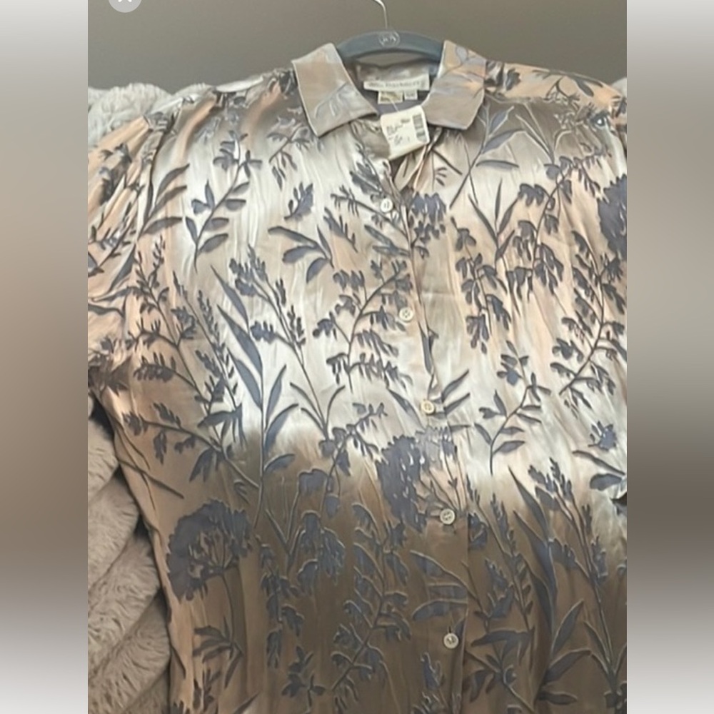 🎉NWT Burberrys  Vintage  Gorgeous Light Blue &Silver 💙Silk Blouse Oversized ✅